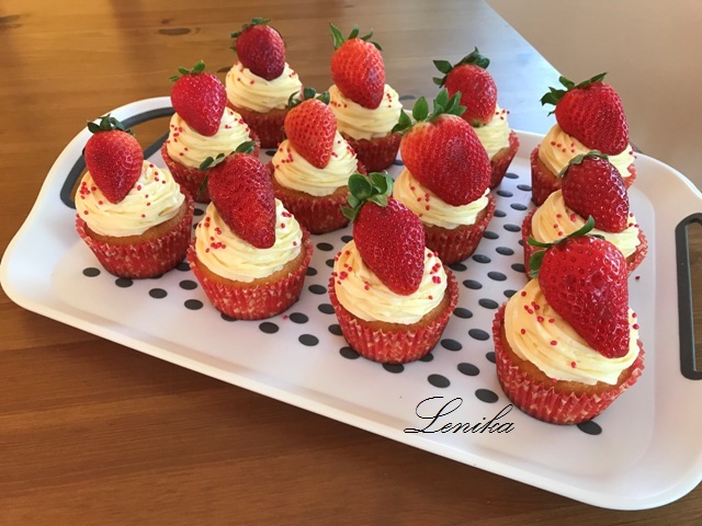 vanilkové muffiny s jahodami